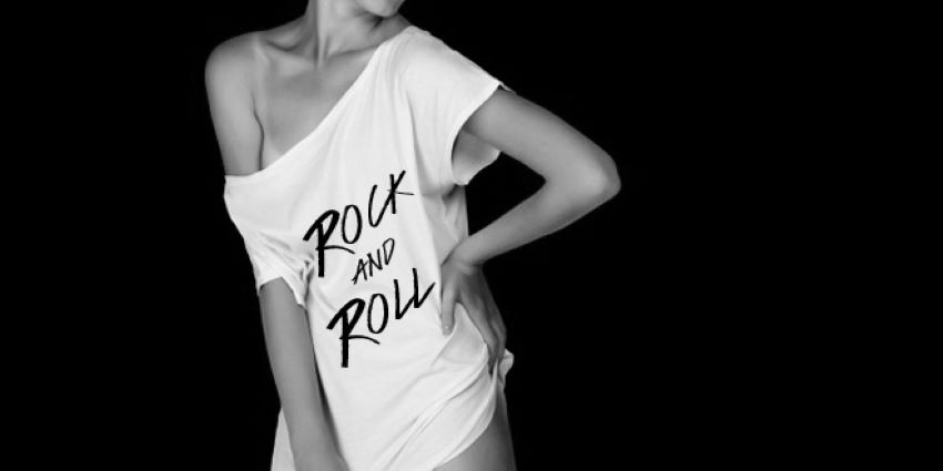 mujer con camiseta rock and roll sugerente relato erótico rutina pareja