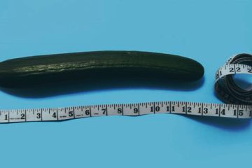 Pepino junto a una cinta métrica como metáfora del tamaño del pene
