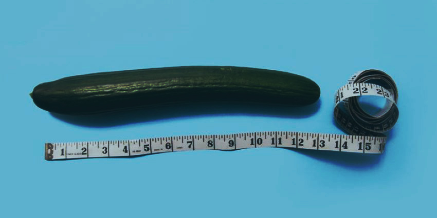 Pepino junto a una cinta métrica como metáfora del tamaño del pene