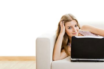 mujer usando un portátil durante una videollamada íntima en una relación a distancia