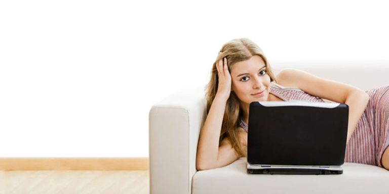 mujer usando un portátil durante una videollamada íntima en una relación a distancia