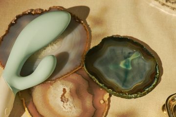 Vibrador rabbit sobre superficie decorativa representando los mejores conejitos vibradores y la estimulación combinada del clítoris y el Punto G