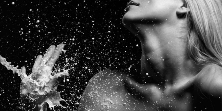 mujer representando el squirting y la eyaculación femenina en un relato erótico