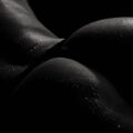 Primer plano de los glúteos de una mujer en una fotografía artística en blanco y negro