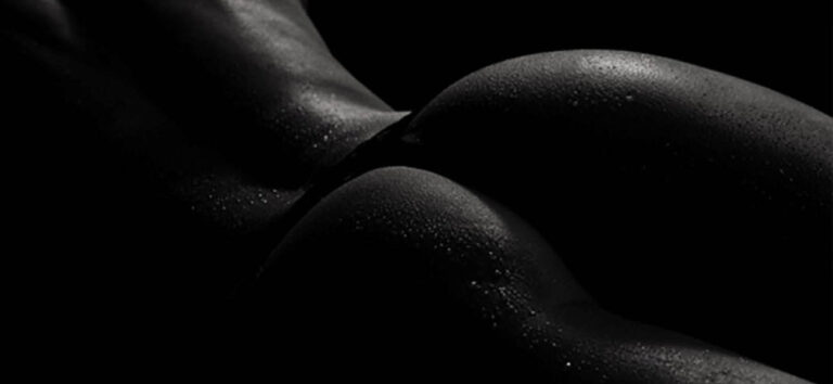 Primer plano de los glúteos de una mujer en una fotografía artística en blanco y negro