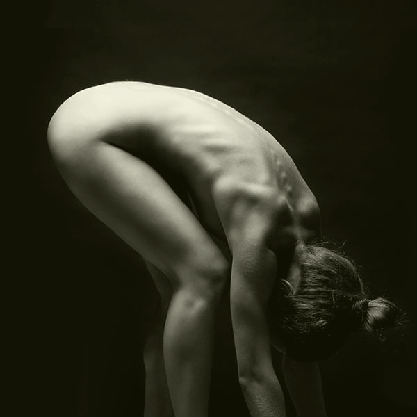 Postura de sexo anal secretaria con juego de dominación y estimulación del clítoris