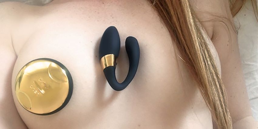 juguete erótico femenino vibrador doble sobre piel con acabado dorado