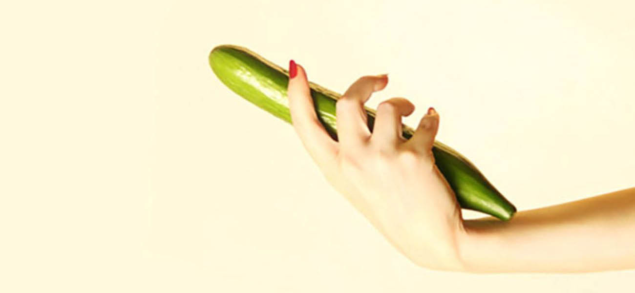 Pepino utilizado como ejemplo de consolador casero para explicar los riesgos y las alternativas seguras.