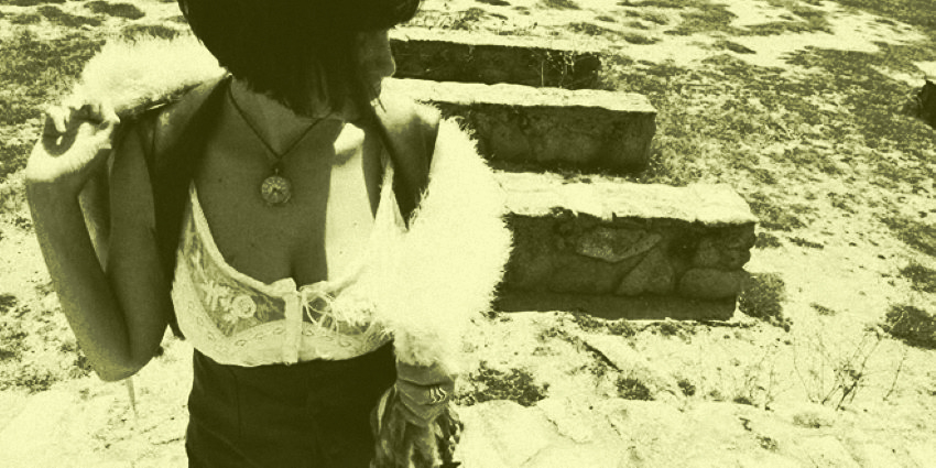 mujer sensual con lencería blanca en exterior, estética erótica y sugerente