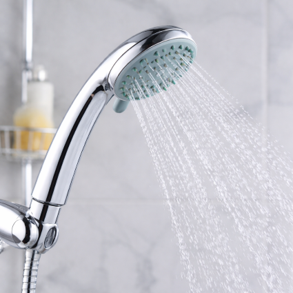 mango de ducha con chorro de agua utilizado como alternativa segura a un consolador casero