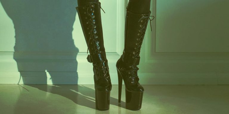 botas altas de tacón de aguja en látex negro, estética fetichista BDSM
