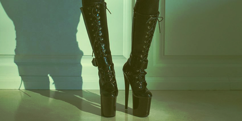 botas altas de tacón de aguja en látex negro, estética fetichista BDSM