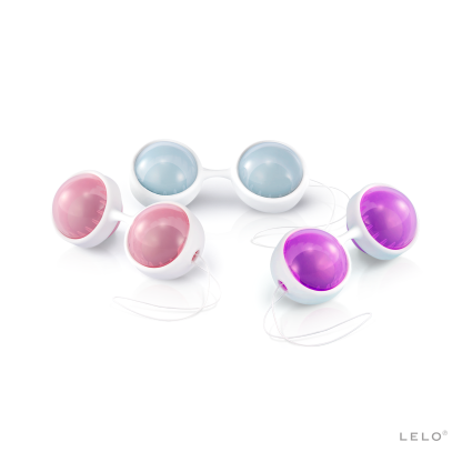 Bolas chinas LELO Beads en colores rosa, azul y morado sobre fondo blanco