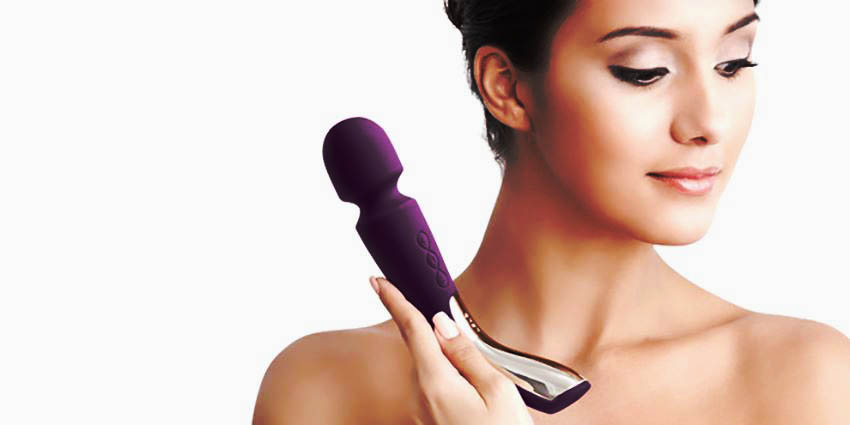 Vibrador tipo wand sostenido por una mujer