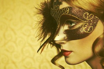 Mujer con máscara veneciana en un ambiente de misterio y seducción