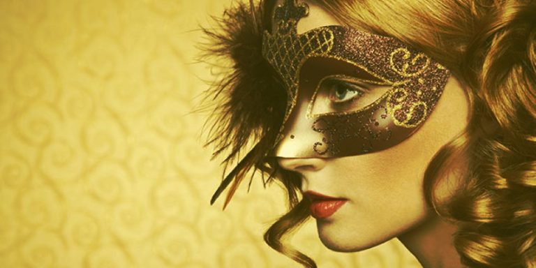 Mujer con máscara veneciana en un ambiente de misterio y seducción