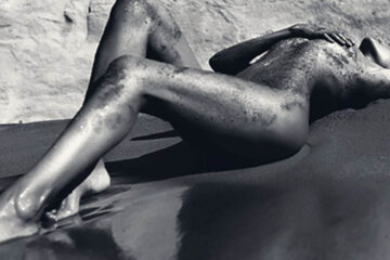 Silueta de una mujer desnuda tumbada junto al agua en una imagen inspirada en el exhibicionismo femenino