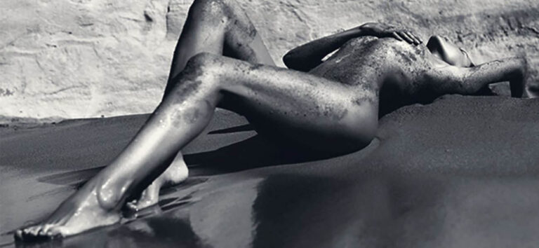 Silueta de una mujer desnuda tumbada junto al agua en una imagen inspirada en el exhibicionismo femenino