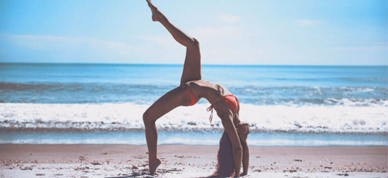 Mujer realizando un ejercicio de flexibilidad que ayuda a fortalecer el suelo pélvico y complementar los ejercicios de Kegel