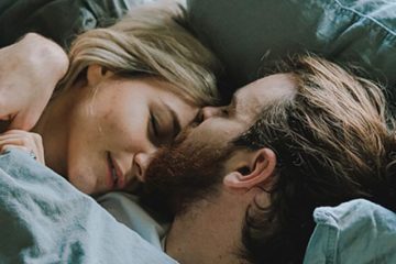 cómo decir lo que quieres en la cama en una pareja que comparte intimidad y conexión emocional