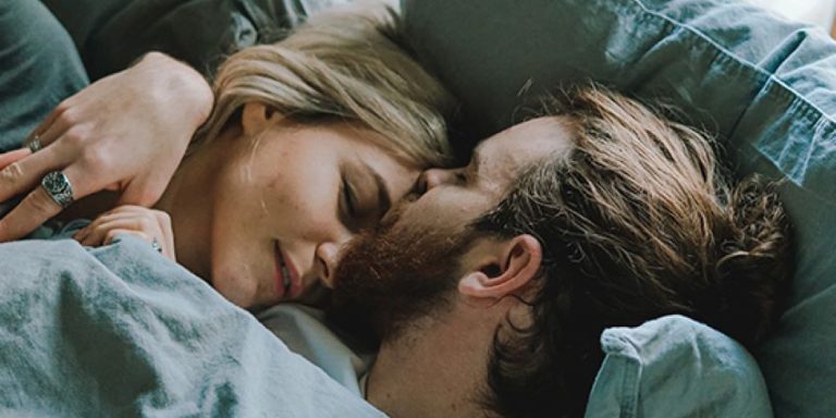 cómo decir lo que quieres en la cama en una pareja que comparte intimidad y conexión emocional