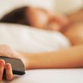 persona usando una app de citas en la cama para sexo casual