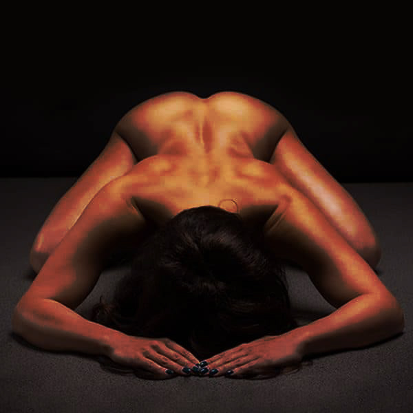 Variante de la postura Balasana aplicada al sexo anal, con la mujer arrodillada y el torso inclinado hacia delante