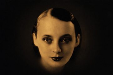 Marguerite Duras retrato editorial en tonos oscuros, autora de El amante y referente de la literatura erótica