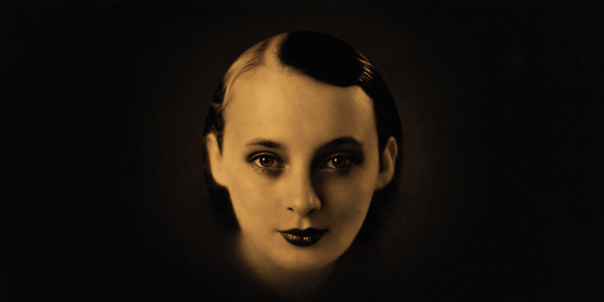 Marguerite Duras retrato editorial en tonos oscuros, autora de El amante y referente de la literatura erótica