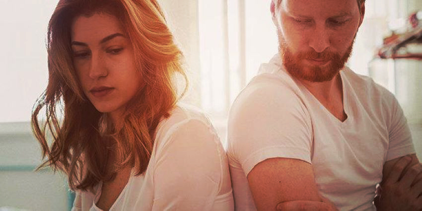 problemas de comunicación en pareja reflejados en una discusión y distanciamiento emocional