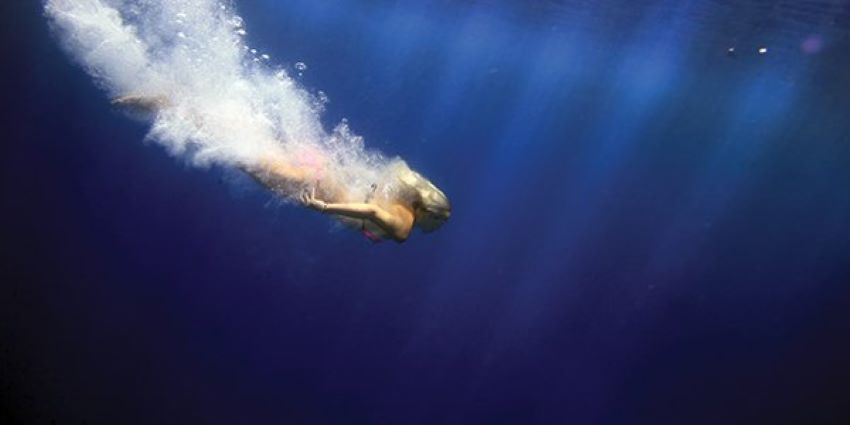 Mujer sumergida bajo el agua representando el placer profundo y el squirting femenino