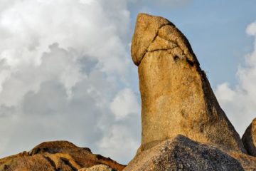 Formación rocosa vertical que simboliza la erección del pene y el mito de su rigidez constante