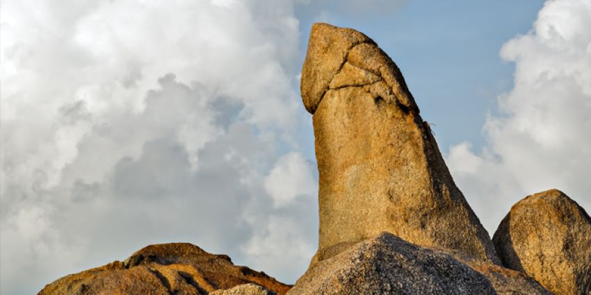 Formación rocosa vertical que simboliza la erección del pene y el mito de su rigidez constante