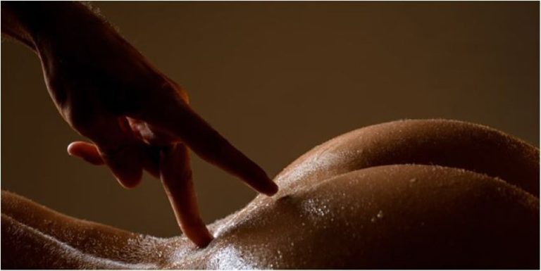 dedo recorriendo el hueco entre las nalgas de una mujer