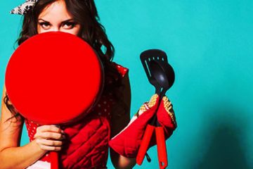 Mujer sosteniendo utensilios de cocina utilizados como objetos caseros para prácticas BDSM