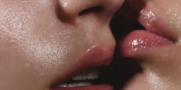 beso entre dos mujeres en el almacén del pub en Edimburgo