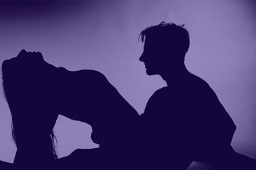 silueta mujer trans con hombre escena erotica luz azul