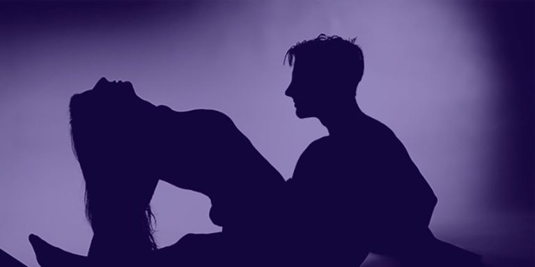 silueta mujer trans con hombre escena erotica luz azul