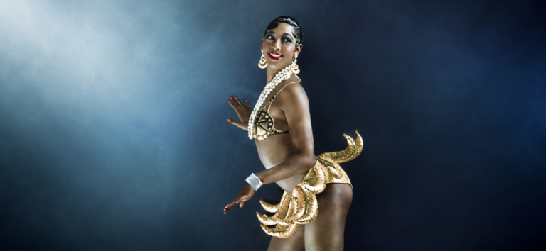 Josephine Baker posando con su icónico traje de plátanos durante su etapa como estrella del Folies Bergère