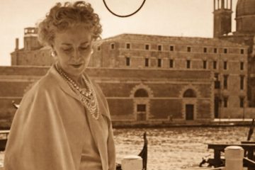 Misia Sert en Venecia, elegante mujer con collar de perlas junto al canal