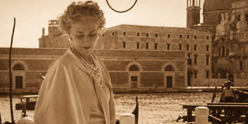 Misia Sert en Venecia, elegante mujer con collar de perlas junto al canal