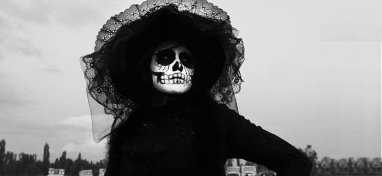 Mujer caracterizada como la Catrina, imagen destacada del relato BDSM del Día de Muertos La Llorona.