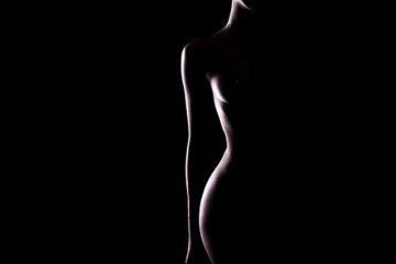 Silueta femenina en penumbra, evocando erotismo y deseo en un relato ambientado en el Hollywood de los años 60