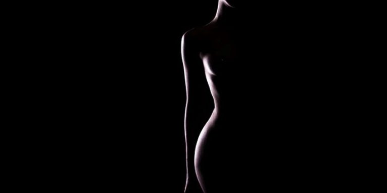 Silueta femenina en penumbra, evocando erotismo y deseo en un relato ambientado en el Hollywood de los años 60