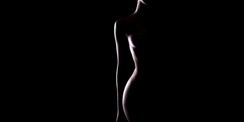 Silueta femenina en penumbra, evocando erotismo y deseo en un relato ambientado en el Hollywood de los años 60