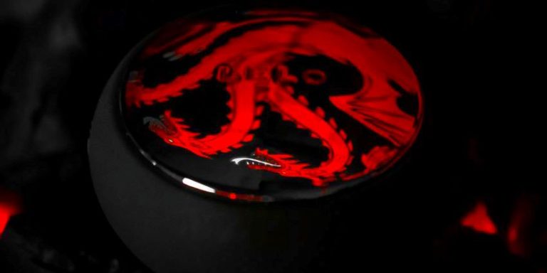 detalle de LELO IDA Wave con estética inspirada en Juego de Tronos y luz roja ambiental
