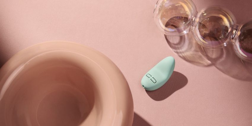 Vibrador de clítoris LILY 3 de LELO en color verde menta sobre superficie minimalista