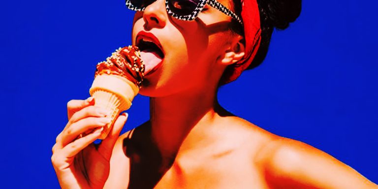 Mujer lamiendo un helado en referencia al Día del Solomillo y el Sexo Oral