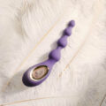 Bolas anales vibradoras SORAYA Beads de LELO en color Violet Dusk sobre fondo de plumas blancas