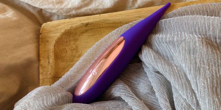 LELO DOT Travel, vibrador de clítoris compacto y discreto sobre una cama durante un viaje